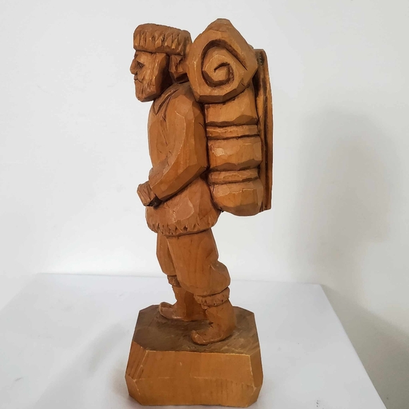 Vintage 1970s Quebec Folk Art Wooden Sculpture Signed Old Man with Backpack - Picture 5 of 11